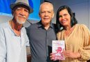 Lançamento do novo livro de Otávio Mota reúne artistas e público no Theatro Municipal