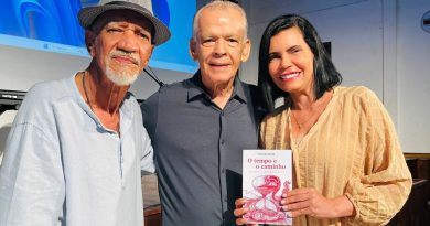 Lançamento do novo livro de Otávio Mota reúne artistas e público no Theatro Municipal