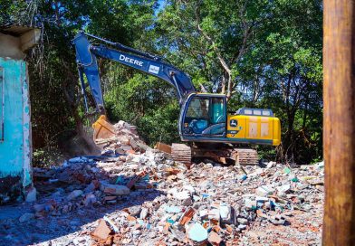 Prefeitura de Valença executa demolição preventiva em área de manguezal no Guaibim