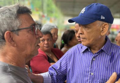 Prefeito Marcos Medrado dialoga com ambulantes da FeiraGuay sobre início das obras do Shopping Popular