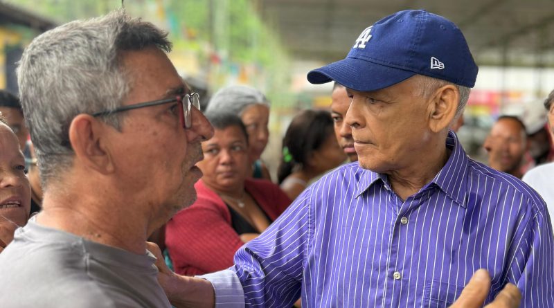 Prefeito Marcos Medrado dialoga com ambulantes da FeiraGuay sobre início das obras do Shopping Popular
