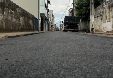 Rua Marechal Deodoro começa a receber novo asfalto após antigo pedido da comunidade