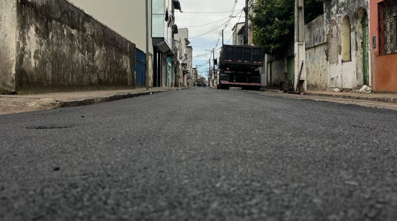 Rua Marechal Deodoro começa a receber novo asfalto após antigo pedido da comunidade