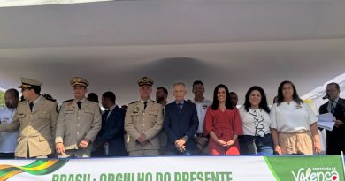 Desfile cívico movimenta Valença com grande presença do público