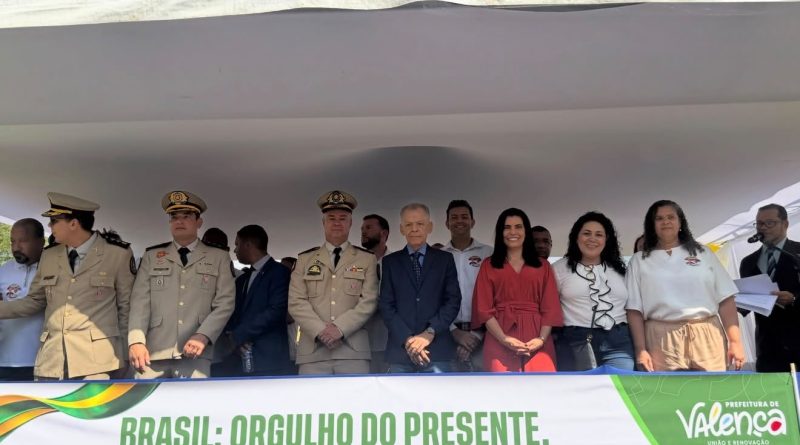 Desfile cívico movimenta Valença com grande presença do público