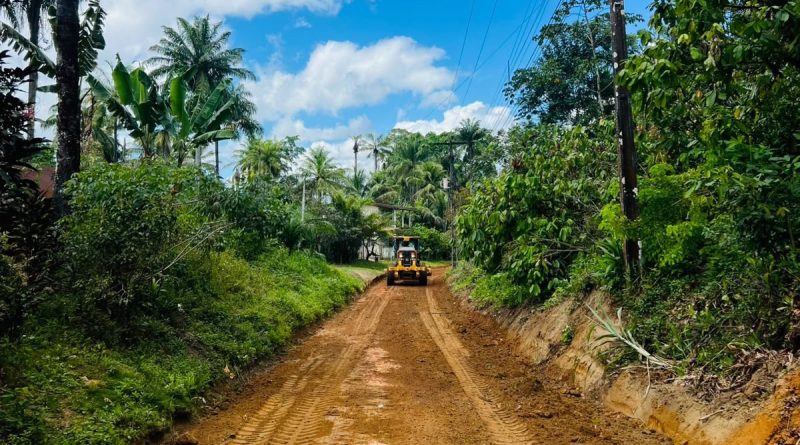 Rua Angelina Oliveira, em Cajaíba, recebe preparação para pavimentação