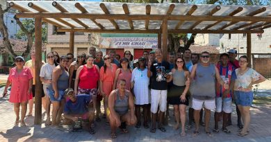 Com banho de mar, dança e jogos, pacientes do CAPS II vivenciam dia de integração e lazer no Guaibim
