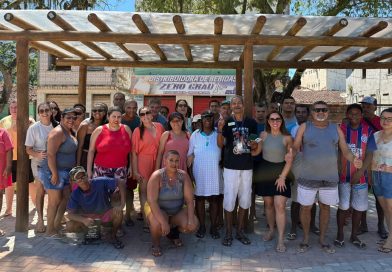 Com banho de mar, dança e jogos, pacientes do CAPS II vivenciam dia de integração e lazer no Guaibim