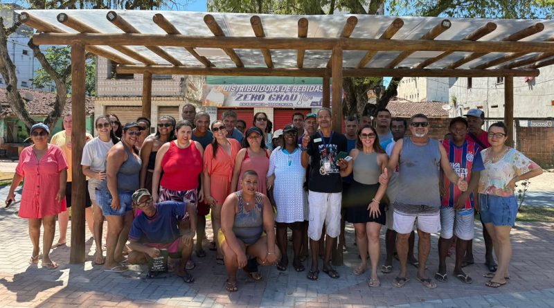 Com banho de mar, dança e jogos, pacientes do CAPS II vivenciam dia de integração e lazer no Guaibim